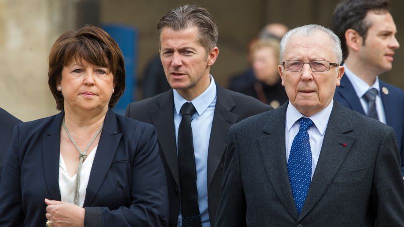 Martine Aubry arrive dans la cour des Invalides en compagnie de son père Jacques Delors, ancien président de la Commission européenne et ministre des Finances de Pierre Mauroy.