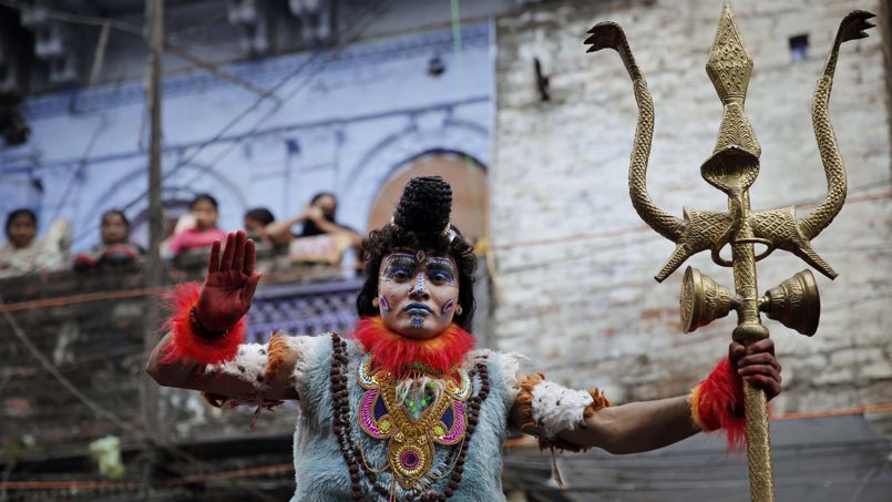 Shiva est aussi le roi de la danse, et est armé d'un trident appelé trisula.