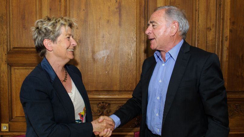 La présidente de Franche-Comté, Marie-Guite Dufay, et son homologue en Bourgogne, François Patriat, lundi lors de leur conférence de presse commune à Besançon sur la fusion de leurs régions.