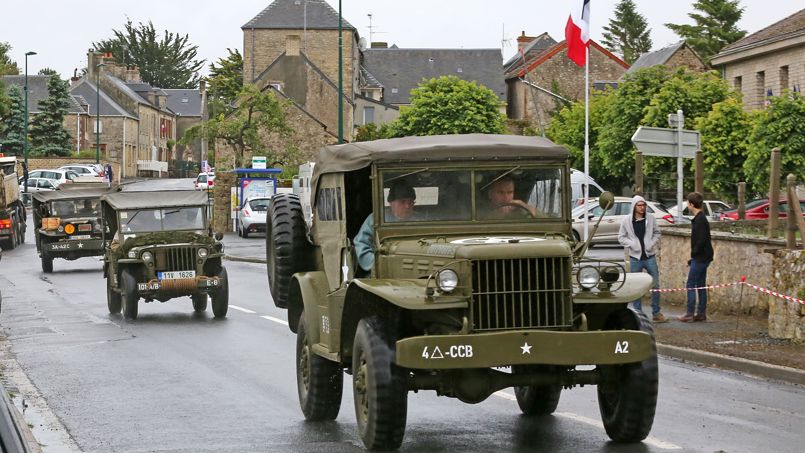 Des véhicules de la Seconde Guerre mondiale dans les rues de Vierville, près d'Omaha Beach, mercredi.