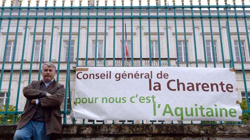 Michel Boutant, président (PS) du conseil général de la Charente et sénateur de la Charente à son sit-in pour protester contre la fusion du Poitou-Charentes avec le Centre, ce 15 juillet.
