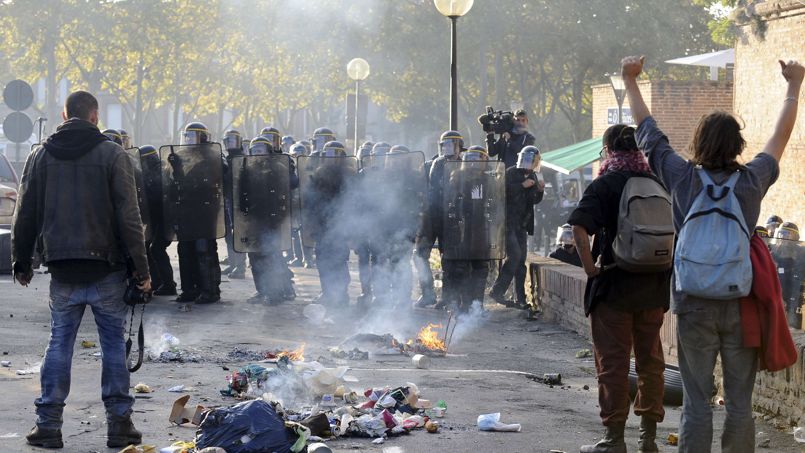 Des manifestants font face à la police, lundi, à Albi.