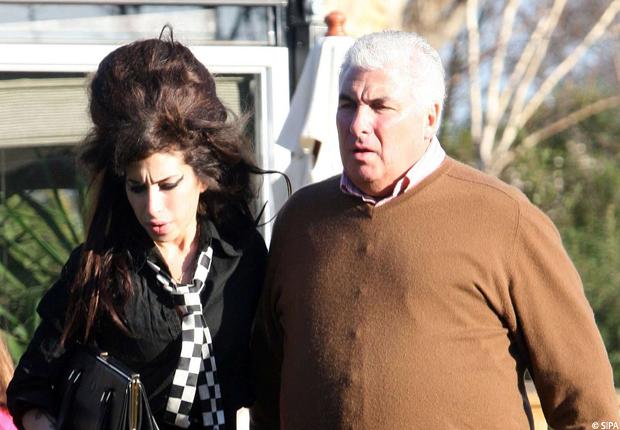 Amy winehouse traumatisée par la vie extraconjugale de son père ?