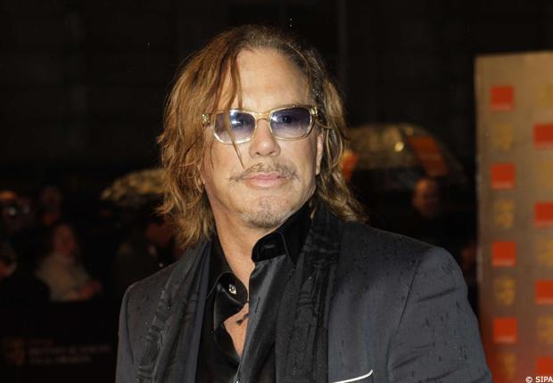 Oscars: mickey rourke joue la montre