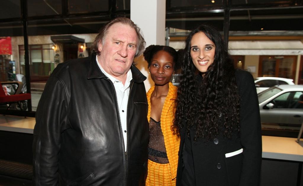 Roxane depardieu avec sa compagne et son père pour le vernissage de son expo