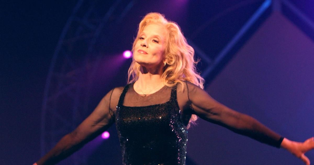 Photos – le chien de sylvie vartan, muffin, star d’instagram