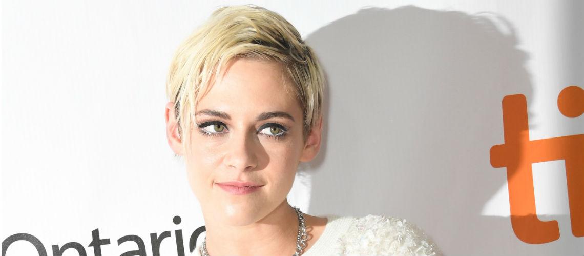 PHOTOS - Kristen Stewart mutine avec une coupe courte blond platine et