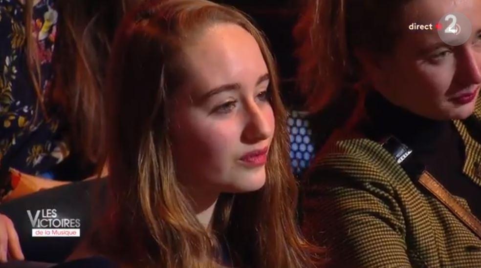 Video - poppée, la fille d’alain bashung et chloé mons, témoin discret du succès posthume de son papa aux victoires de la musique