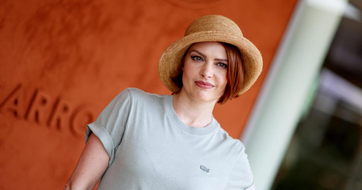 Photo - élodie frégé rayonnante à roland garros : cet accessoire mode lui va à ravir!