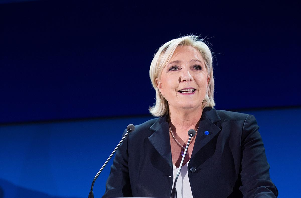 PHOTO : Marine Le Pen accro  la cigarette lectronique la candidate FN  ferait-elle attention  sa ligne ?