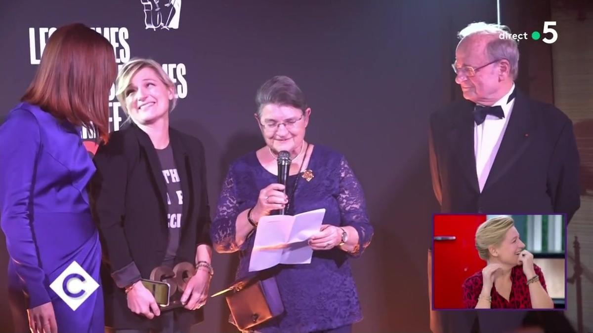 VIDEO - Anne-Elisabeth Lemoine rất xúc động trước mặt cha mẹ mình