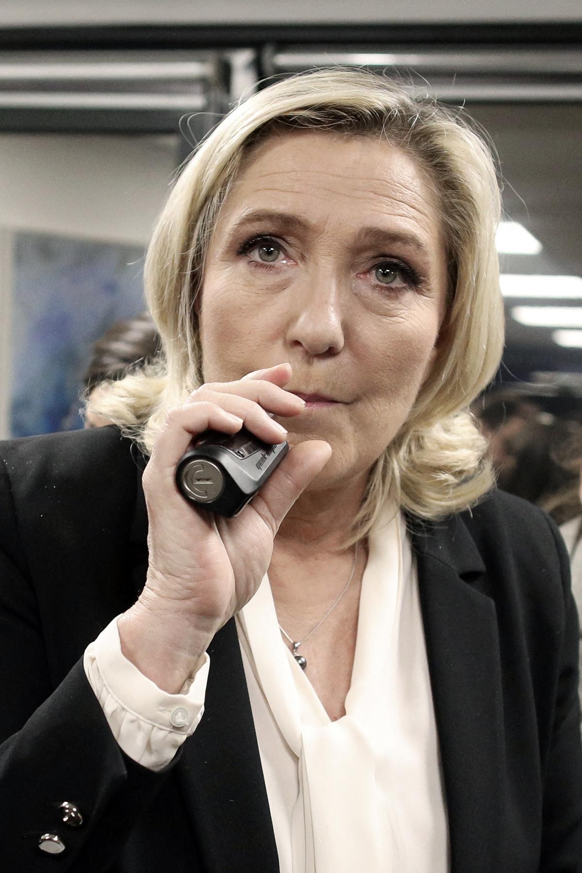 “Elle a une meilleure peau” : comment Marine Le Pen a réussi à remplacer la  cigarette