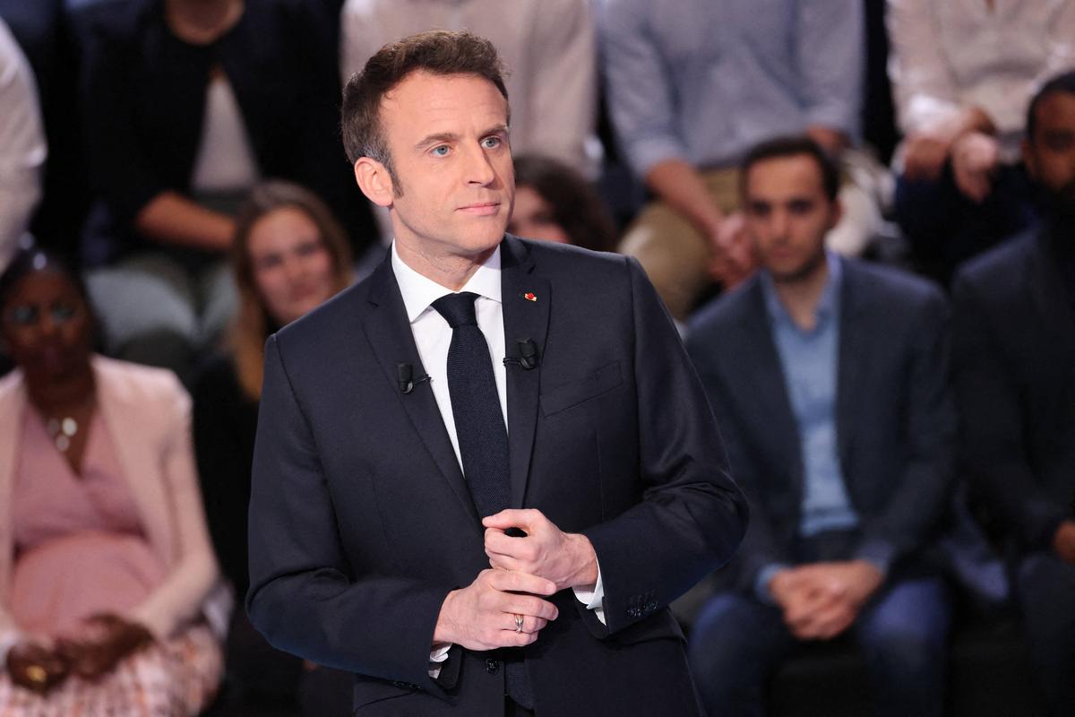 Emmanuel Macron accro à la cigarette électronique ? Cette photo qui  interpelle