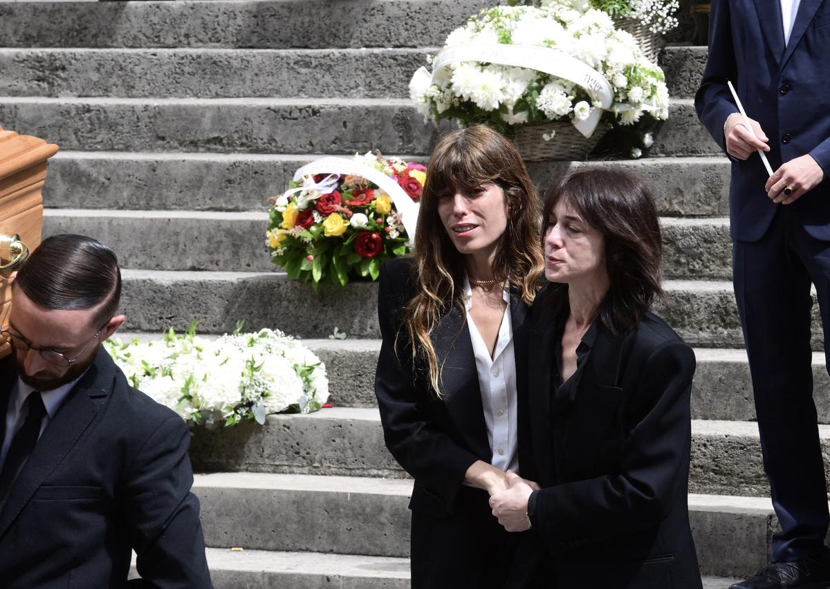 PHOTOS - Obsèques de Jane Birkin : Charlotte et Lou en larmes, le clan  soudé... Les images fortes