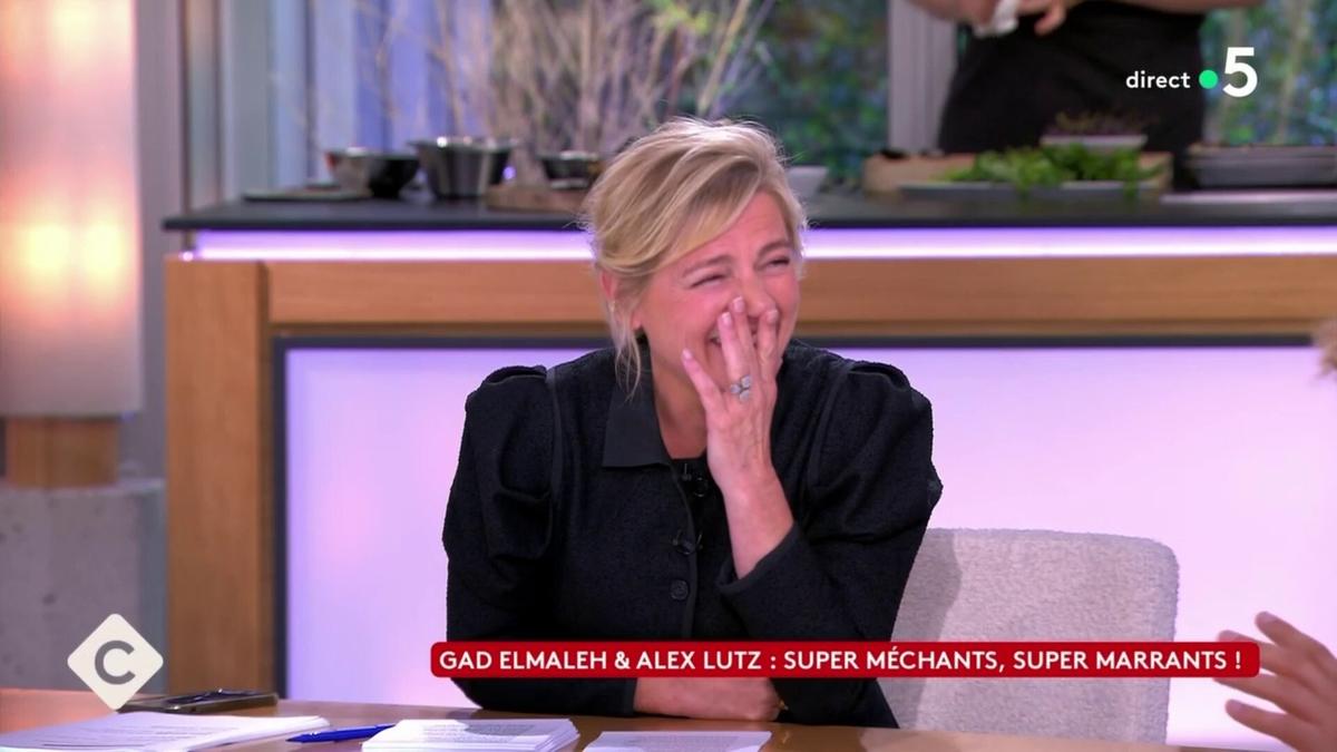 VIDÉO - Anne-Élisabeth Lemoine perdue dans C à vous, Gad Elmaleh se moque :  “Vous devez enchaîner !”