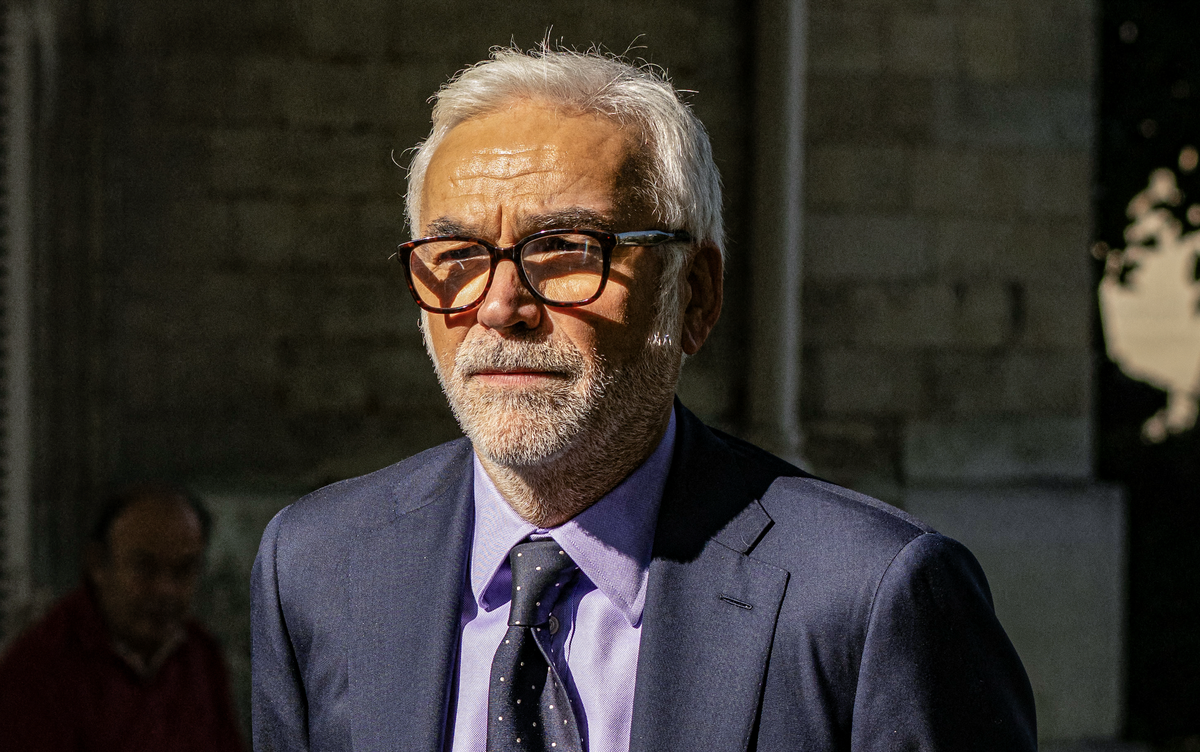 Pascal Praud bouleversé par la mort de son père, son “amoureuse” à ses  côtés dans l’épreuve