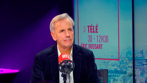 Bernard de la Villardière grand-père de 7 petits-enfants : “Je change les  couches et prépare le petit-déjeuner”