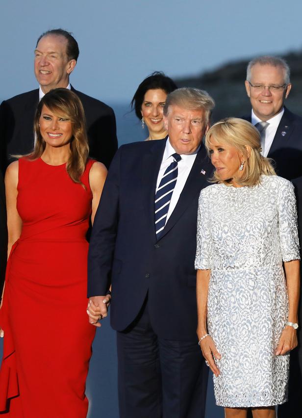 PHOTOS - Brigitte Macron adopte la demi-queue de cheval lors du G7