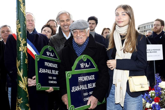 PHOTOS - Jean-Paul Belmondo : le bel hommage de son ex Natty, sa fille  Stella et tous ses proches