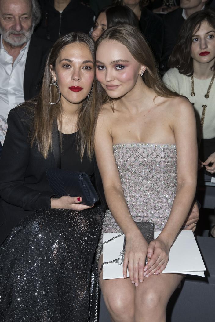 PHOTOS - Lily-Rose Depp : Vanessa Paradis, Natalie Portman... qui sont les  femmes qui l'entourent ?
