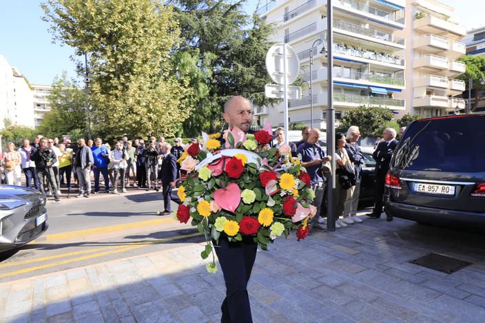 PHOTOS - Obsèques de Didier Roustan : sa compagne et ses enfants ...