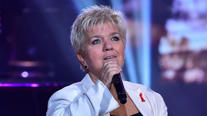 Un an après son opération du dos, Mimie Mathy confie encore avoir besoin  d'une canne