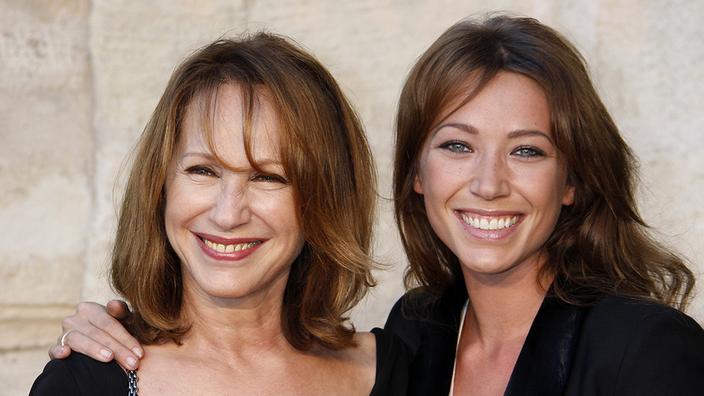 PHOTO - Nathalie Baye et Laura Smet ultra soudées, mère et fille complices dans l'épreuve