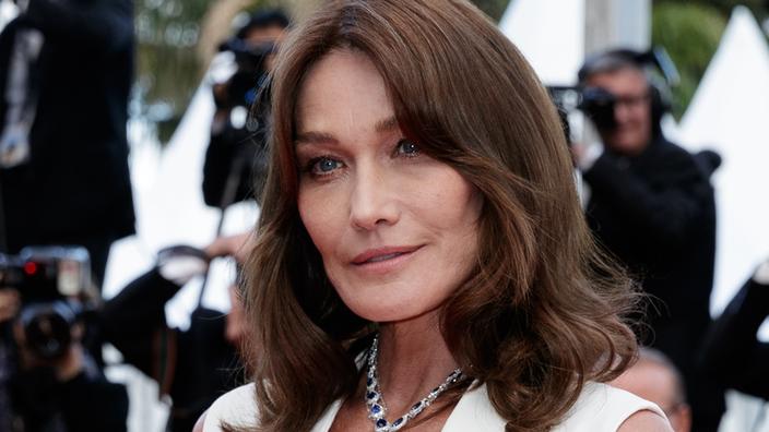 ẢNH - Carla Bruni-Sarkozy, 50 tuổi, và vẫn xinh đẹp trong bộ đồ bơi