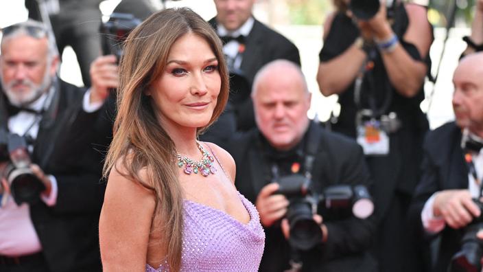 Carla Bruni, sirène rebelle : cette règle qu'elle n'a pas respectée sur les  marches de Cannes
