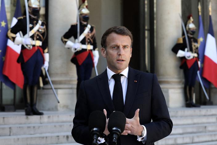 "Impossible d'y échapper": Emmanuel Macron au pied du mur