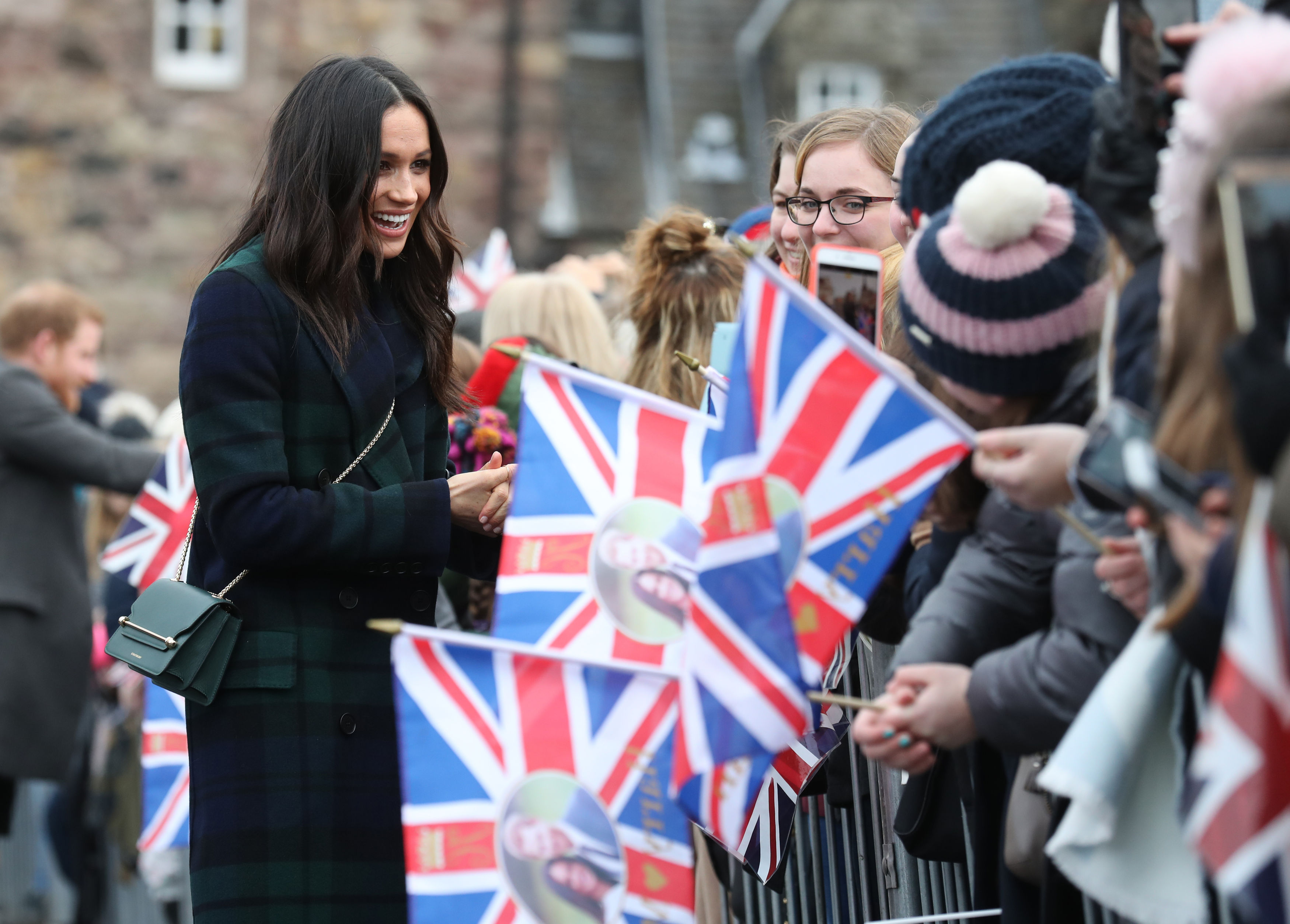 Photos Meghan Markle superbe en manteau Burberry au bras du Prince Harry lors d une sortie officielle a Edimbourg