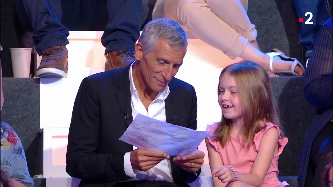 VIDÉO - Nagui mal à l'aise : ce portrait offert par une fillette très peu  ressemblant...