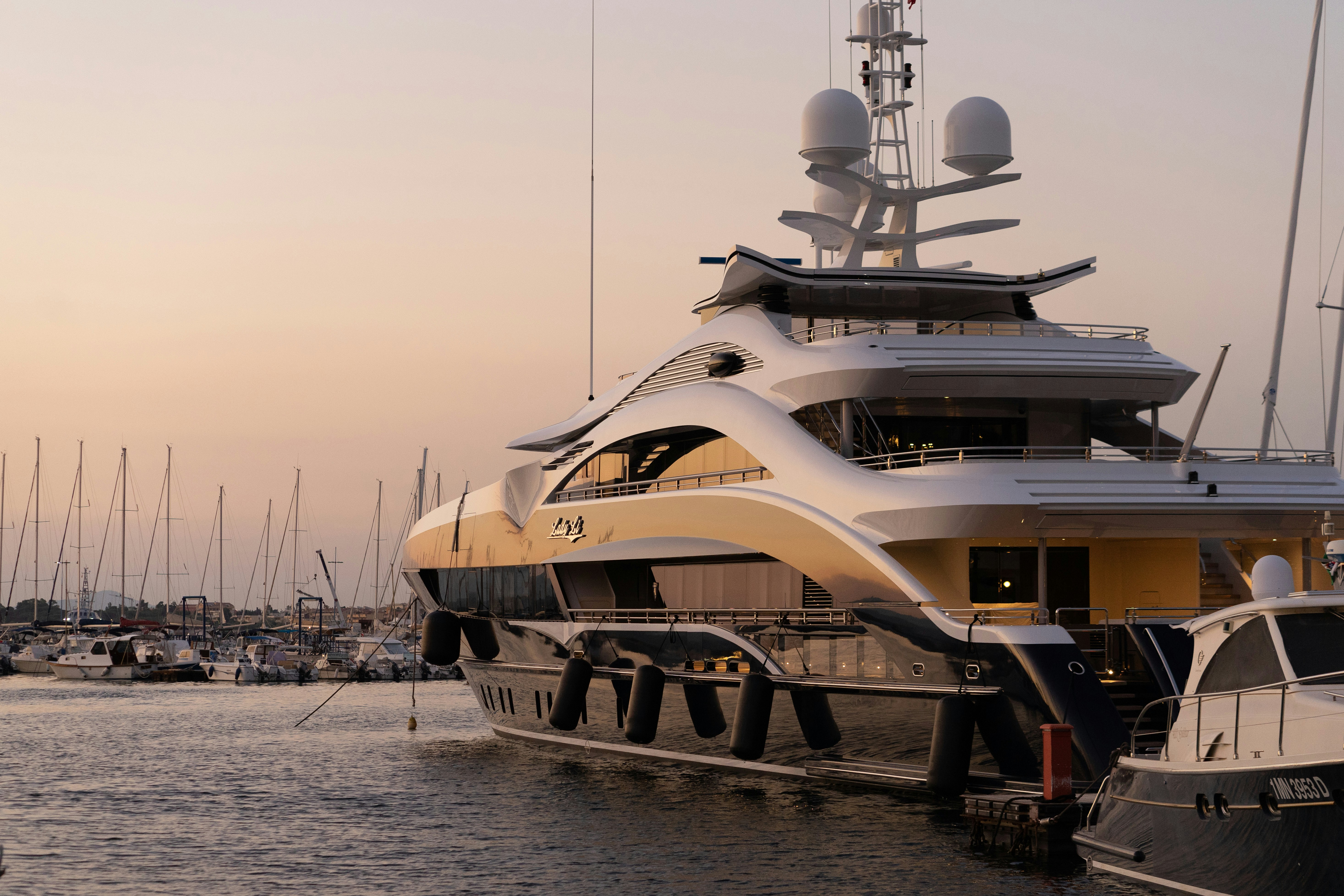 Mark Zuckerberg, son luxueux yacht aperçu à Saint-Tropez : que sait-on de son mastodonte des mers ?