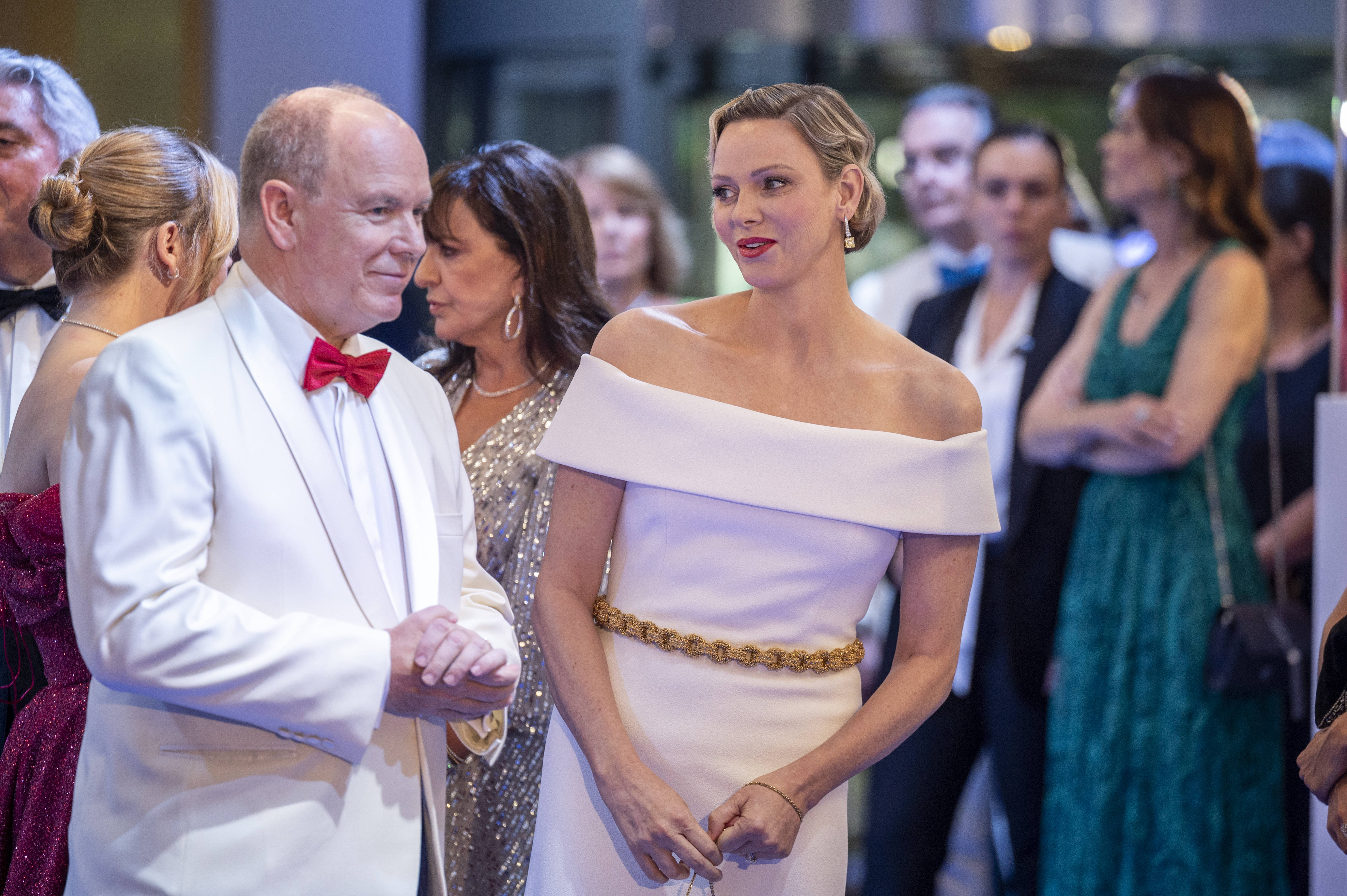 PHOTOS - Regards tendres et sourires complices, Albert et Charlene de  Monaco rayonnent d'amour au 75ᵉ gala de la Croix-Rouge