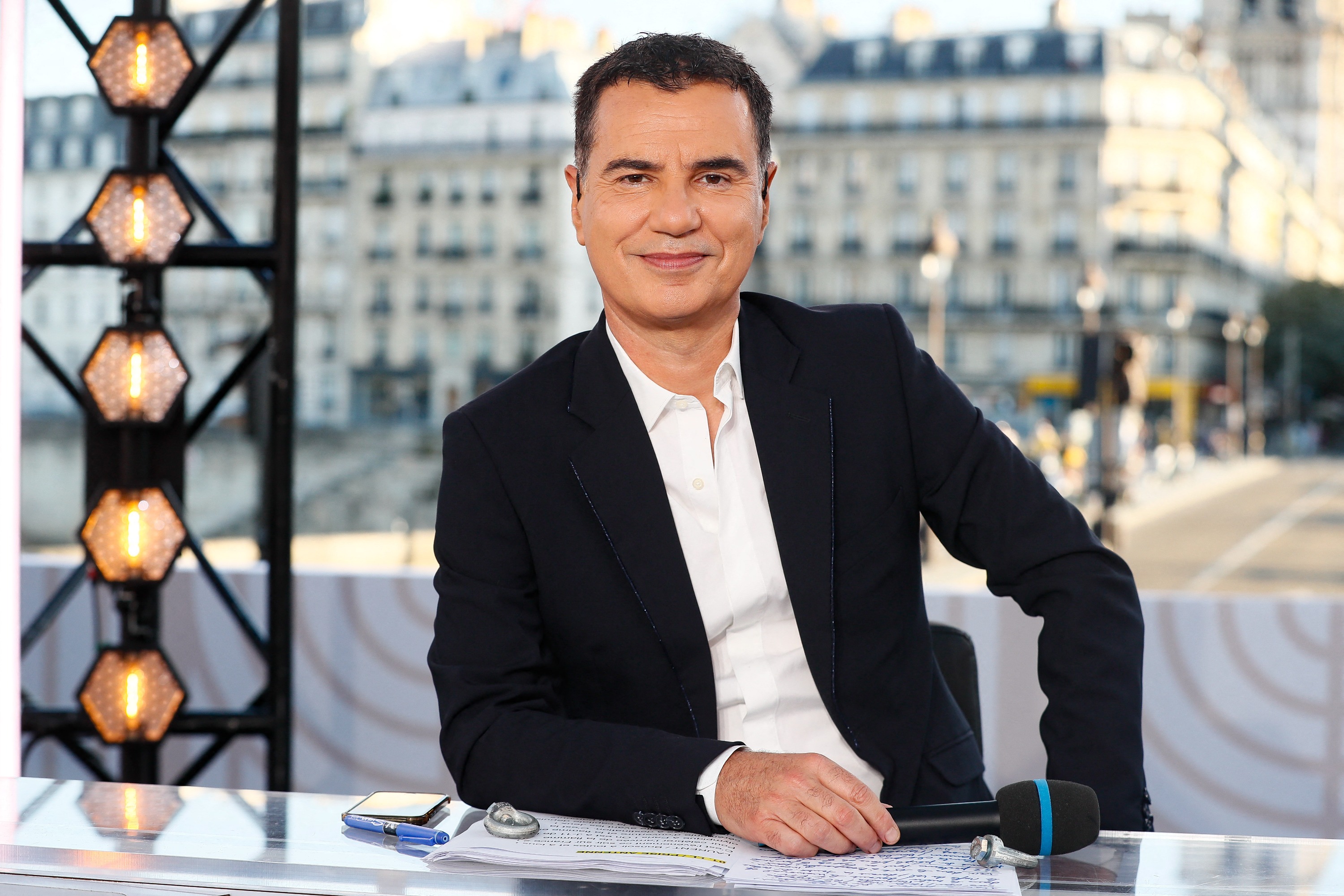 Laurent Luyat : un célèbre animateur de France Télévisions habite dans le  même immeuble que lui !
