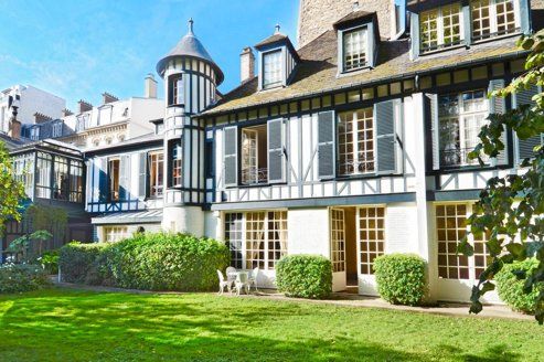 Exposé plein sud, le jardin de cette maison construite au XVIIIe siècle offre 550 m2 de verdure en plein Paris.