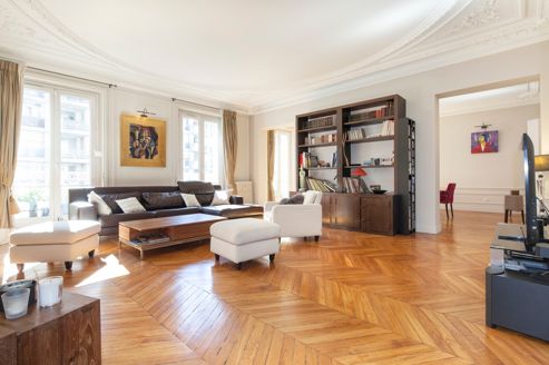 Cet appartement de 275 m² chaussée de la Muette dans le XVIe (2e étage) vient d’être vendu 9800 €/m². Il y a un an, il avait été estimé 11.000 €/m².