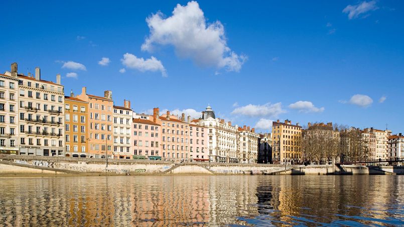 Dans les grandes villes comme Lyon, où se concentre une forte demande de logements, les prix tiennent mieux qu’ailleurs. Les régions sinistrées économiquement et les petites villes isolées voient, elles, leur marché immobilier plonger.
