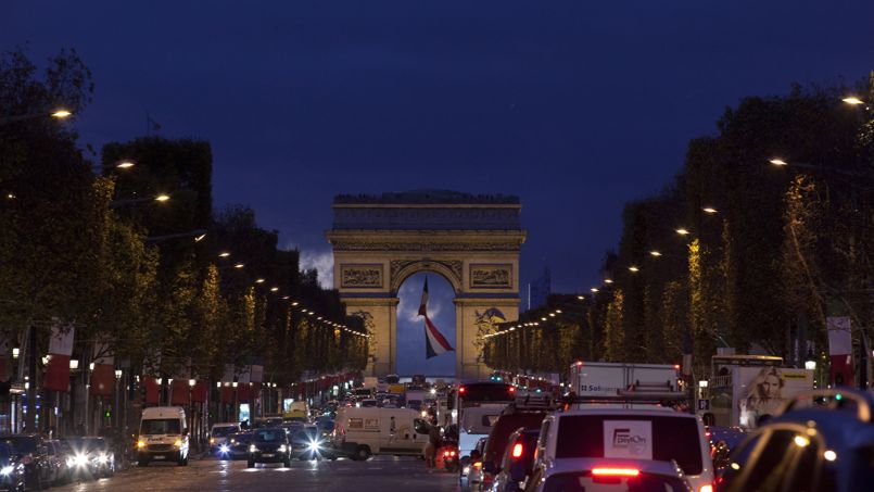 Le prix du mètre carré, à la location, sur les Champs-Élysées dépasse les 13.000 euros.
