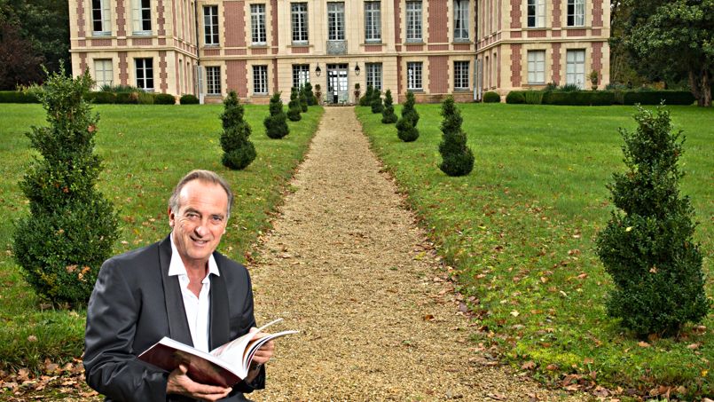Imitateur vedette des «Guignols de l’info» sur Canal+, Yves Lecoq est aussi châtelain. Il pose ici devant son château de Villiers-le-Bâcle (Essonne) qu’il a acheté en 1995 et où il réside.