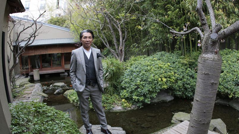 Le couturier dans son jardin japonais en 2009, au moment de la vente de sa villa. <i>Crédits photo: AFP PHOTO/FRANCOIS GUILLOT </i>