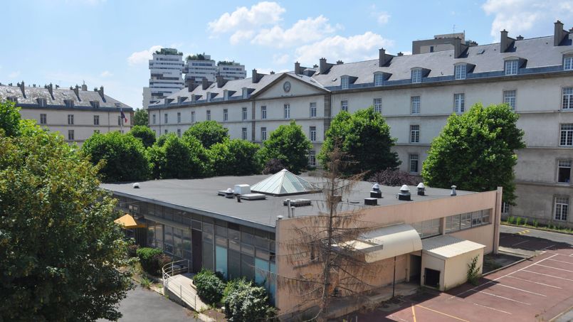 Annoncée en septembre 2012, la cession de la caserne de Reuilly par l’État à la mairie de Paris n’a été effective que mi-2013. Et les premiers logements devraient être livrés au plus tôt en 2017.
