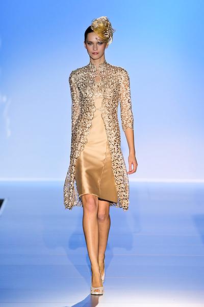 Vingt robes de mari?�e pour la mairie