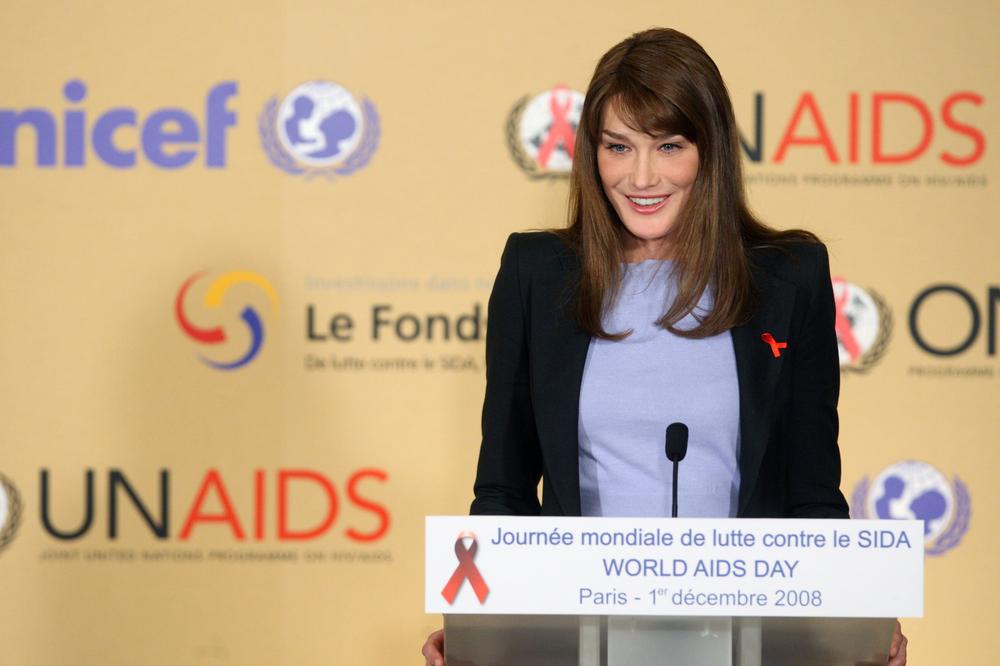 pour-carla-bruni-sarkozy-sa-photo-nue-n-est-pas-comparable-celle-de