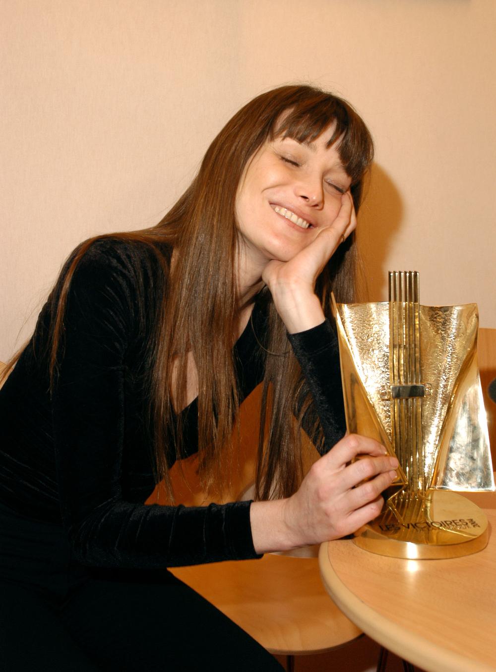 pour-carla-bruni-sarkozy-sa-photo-nue-n-est-pas-comparable-celle-de