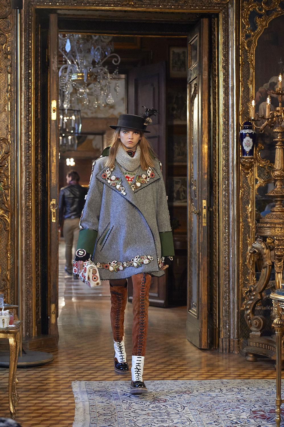 Metiers d art. Métiers d’Art 2014/15 Paris-Salzburg Chanel show. Коллекция Зальцбург Шанель. Шанель Париж Эдинбург.