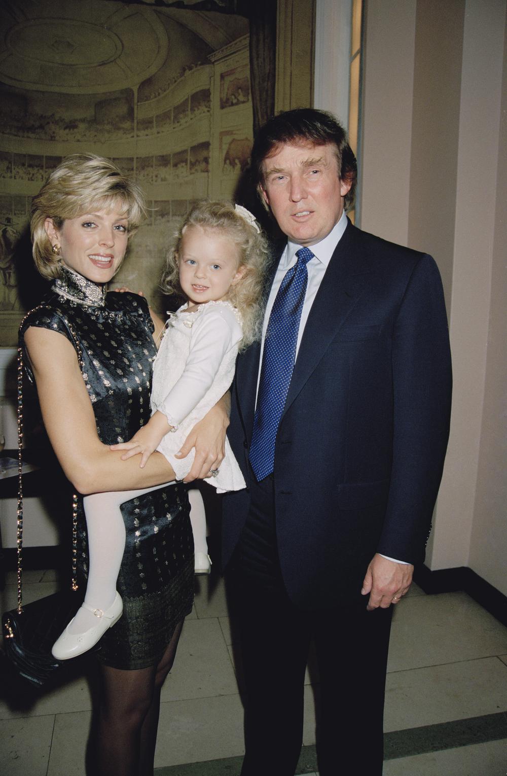 la-conseill-re-de-donald-trump-photographi-e-genoux-sur-le-canap-du