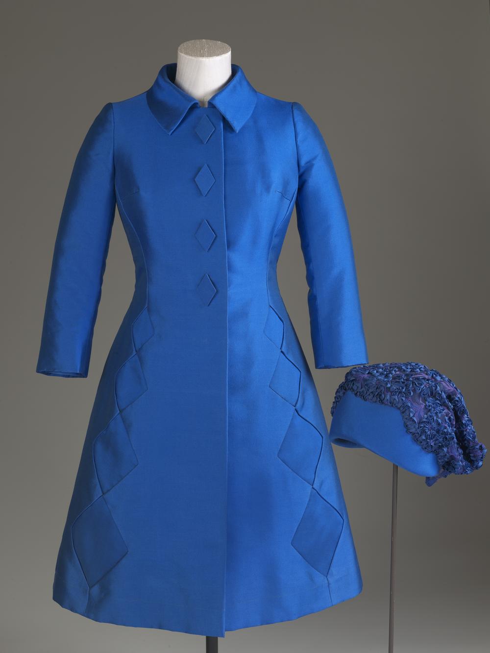 Elizabeth II dévoile ses plus belles robes au public
