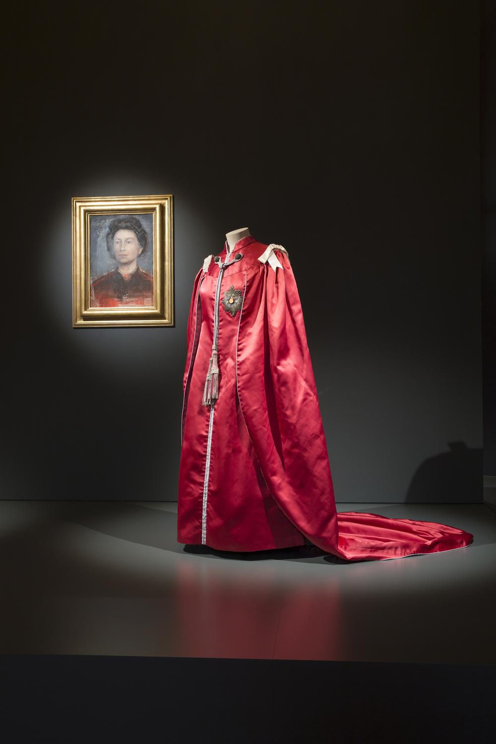 Elizabeth II dévoile ses plus belles robes au public