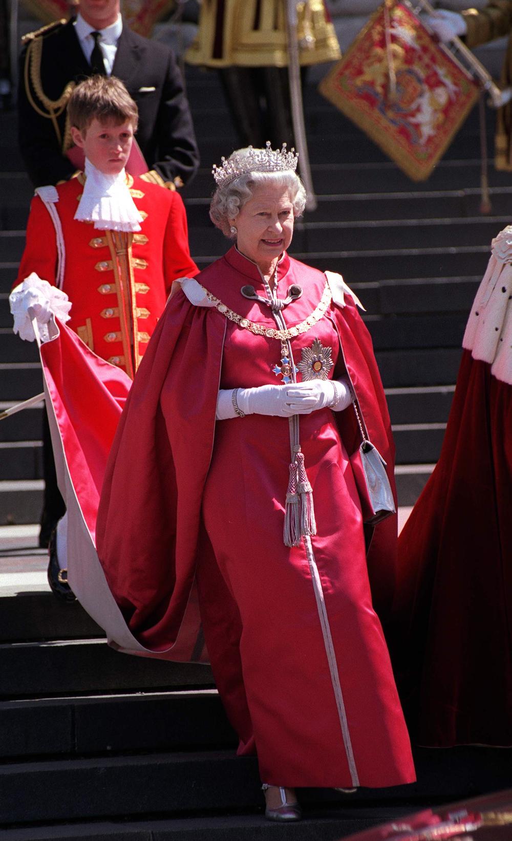 Elizabeth II dévoile ses plus belles robes au public